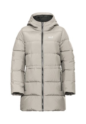 Gevoerde grijze jas met een capuchon, voorzien van een ritssluiting aan de voorkant en zijzakken. Gladde textuur en doorgestikte design voor warmte en comfort.