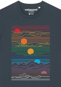 Navyblauwe t-shirt met een horizontaal, kleurrijk lijntekeningontwerp van zonnen en bergen in rood, oranje, geel, groen, blauw en wit.