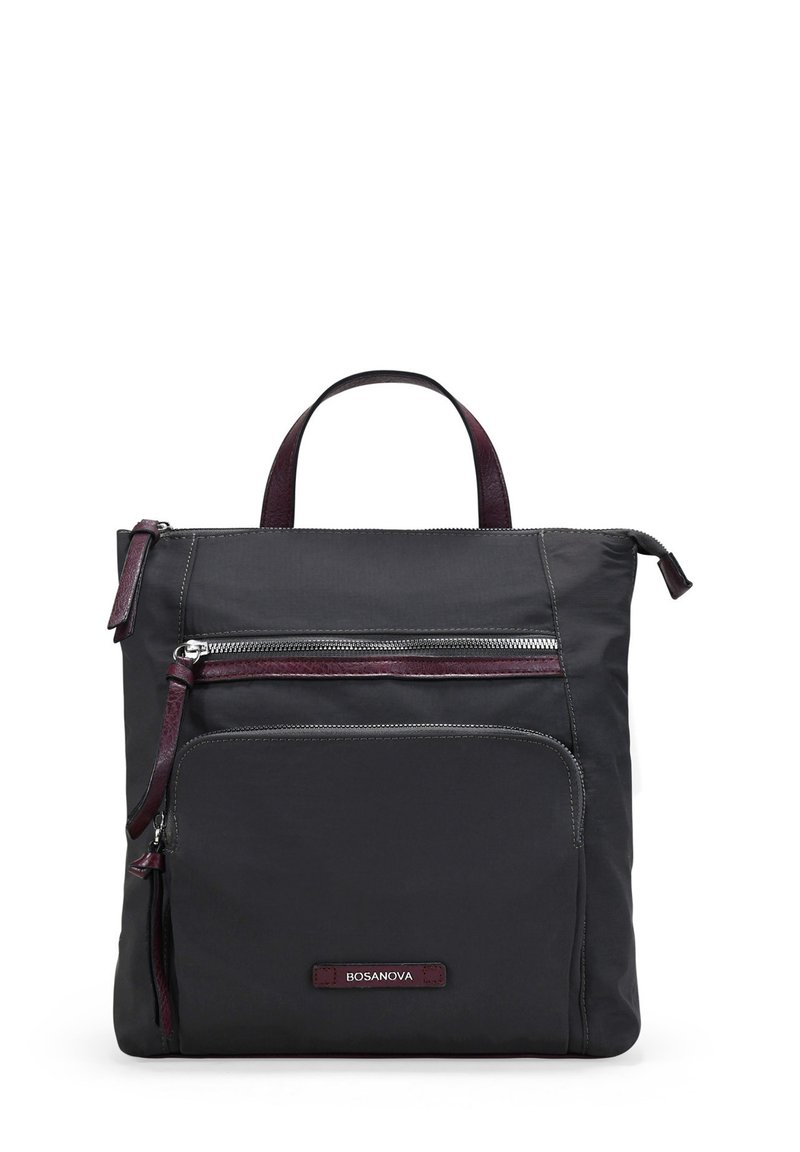 Bolsa de nylon negra con dos bolsillos frontales con cremallera, detalles en cuero en color burdeos, asa superior y parche con el logo en la parte inferior. Forma cuadrada con detalles de costura.