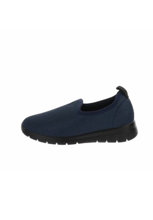Baskets slip-on bleu marine avec tissu mesh respirant et semelle noire amortie, conçues pour un enfilage facile et un confort décontracté.