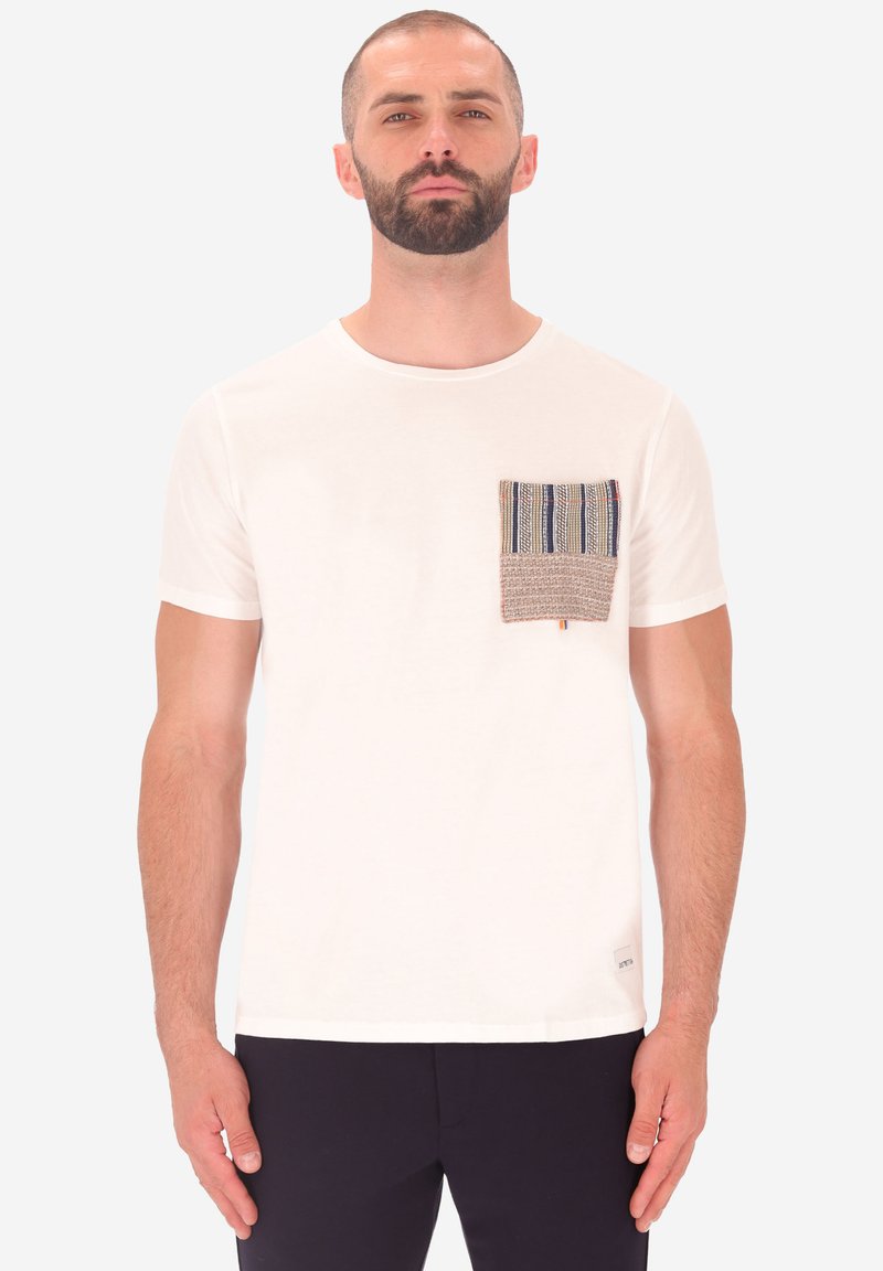 T-shirt bianco in cotone con maniche corte e una tasca rettangolare texture con tessuto a strisce multicolori sul lato sinistro.