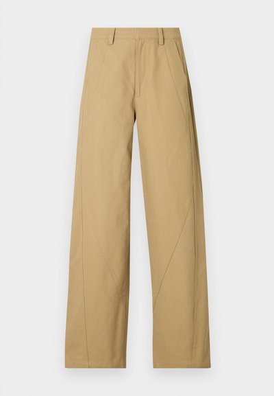 Khaki levelet harem-housut, jotka on valmistettu puuvillasekoitteesta, jossa on sileä rakenne. Niissä on viisto ommelkoristelu ja klassinen vyötärönauha.