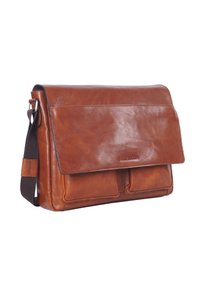 Bruine leren schoudertas met een flapafsluiting, twee voorkanten en een verstelbare schouderriem. Gladde textuur en slank ontwerp.