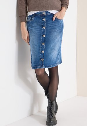 MIT KNOPFLEISTE - Jupe en jean - blau
