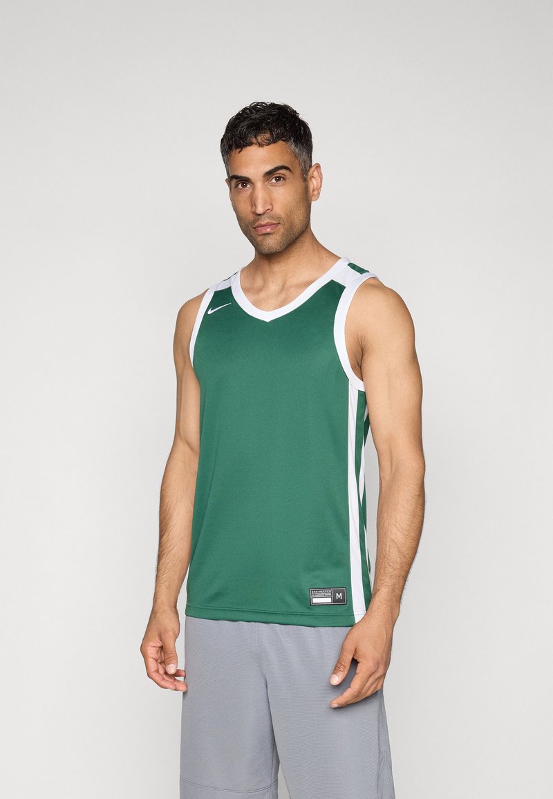 Groene sportieve tanktop met witte accenten, gemaakt van gladde stof. Het heeft een V-hals ontwerp, is mouwloos en heeft een label aan de onderzijde links.