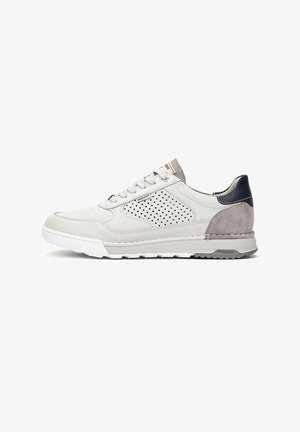 Zapatilla de cuero blanca y gris con panel lateral perforado, cordones blancos, suela acolchada y detalle negro en el talón, presentada sobre fondo blanco.