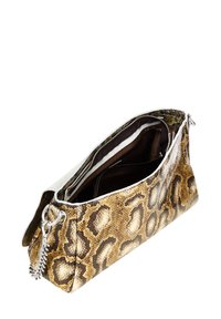 Kopertówka w leopardzi print, wykonana z teksturowanej sztucznej skóry, z metalicznym srebrnym zamkiem błyskawicznym i ciemnobrązowym wnętrzem. Posiada elegancki, prostokątny kształt.