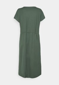 Robe verte jusqu'aux genoux en tissu doux, avec manches courtes, encolure ronde et taille froncée.