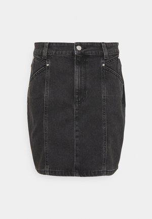 Mini-jupe en denim noir avec passants de ceinture, bouton et fermeture éclair devant, et deux poches avant avec détails rivetés.