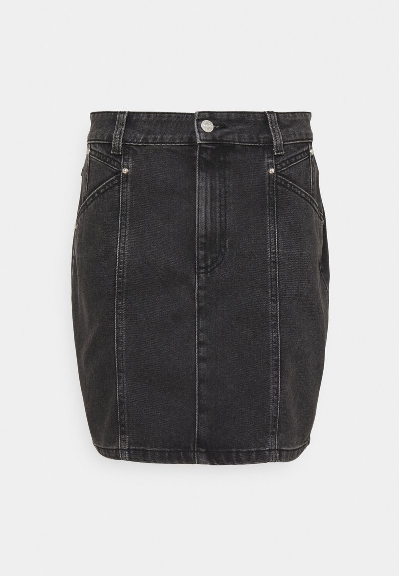 Mini-jupe en denim noir avec passants de ceinture, bouton et fermeture éclair devant, et deux poches avant avec détails rivetés.