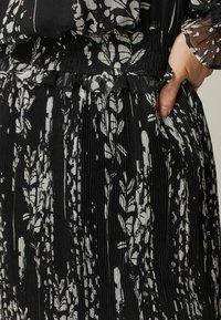 Next REGULAR FIT - Denní šaty - monochrome floral