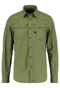 Camicia a maniche lunghe verde oliva in cotone, con due tasche sul petto, chiusura a bottoni sul davanti, bottoni neri e un classico colletto.