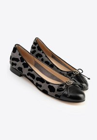 Ballerine grigie con stampa leopardata nera, con punta arrotondata, punta in pelle e fiocco decorativo con dettagli in hardware dorato.