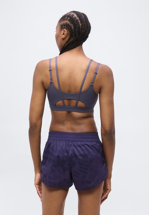 PUMA SHAPE BRA LOW - Light support sports bra - inky depths — foto 3