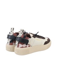 Sneaker basse con un motivo bianco, marrone e camouflage; suola in gomma testurizzata; accenti neri; design con lacci; dettaglio del logo lateralmente.