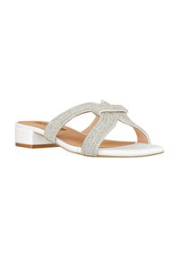 Sandal in raso bianco con tacco a blocco piccolo, caratterizzata da fasce incrociate decorate con strass argentati e un dettaglio annodato sul davanti.
