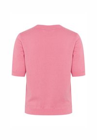 Pull court à manches courtes rose, en tricot doux. Il présente un col rond classique et un ourlet côtelé. Texture simple et lisse sans motifs.