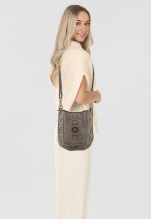 Borsa a tracolla in pelle grigia con design floreale impresso e dettagli metallici; presenta una forma strutturata e una tracolla regolabile.