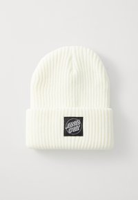Hvit ribbet strikket lue med brett. Har en svart rektangulær lapp med "Santa Cruz"-logo i hvit tekst. Mykt, teksturert materiale.