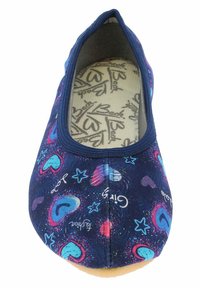 Marineblauwe balletschoen met een stoffen bovenwerk versierd met meerkleurige harten en sterren, elastische randen en een tekstuur inlegzool. Rubberen zool.