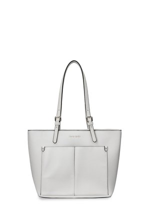 Witte leren tote bag met twee voorzakken, verstelbare schouderbanden met gespen en subtiele logo-embossing boven in het midden.