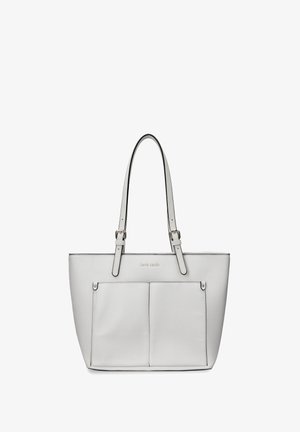 Witte leren tote bag met twee voorzakken, verstelbare schouderbanden met gespen en subtiele logo-embossing boven in het midden.