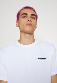 Only & Sons ONSOSRIS LIFE REDACT TEE - T-shirt estampada - bright white