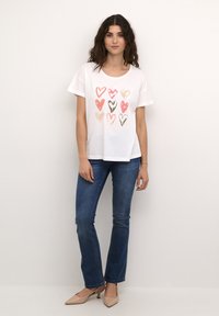 Cream AUDE - Trükipildiga T-särk - peachy painted hearts