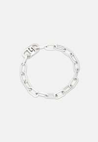 Zilveren metalen armband met ovale schakels en een sluiting met een uitgesneden ontwerp. Gladde textuur en gepolijste afwerking.