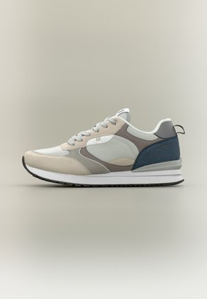 Baskets décontractées pour hommes en beige, gris, blanc et marine avec un devant à lacets, une semelle coussinée et le logo de la marque GAP sur le panneau latéral.