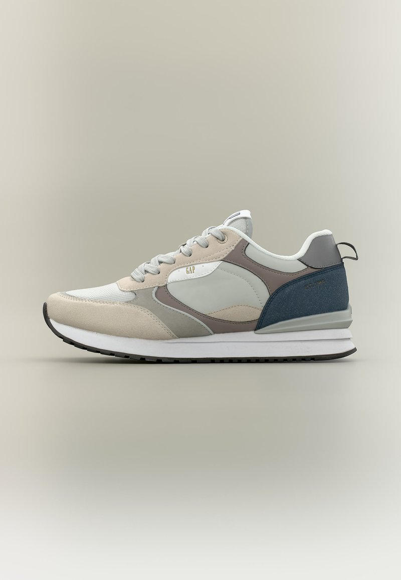 Ανδρικό casual αθλητικό παπούτσι σε μπεζ, γκρι, λευκό και ναυτικό μπλε, με κορδόνια μπροστά, επενδυμένη σόλα και λογότυπο GAP στο πλαϊνό πάνελ.