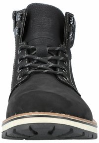 Schwarze Leder-Stiefelette mit grauen Schnürsenkeln, weißer Mittelsohle und Gummisohle. Verfügt über Metallösen und einen strukturierten Kragen.