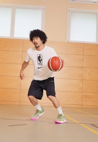 Nike Performance GT CUT ACADEMY - Košarkarski copati - oil green/sail/spring green