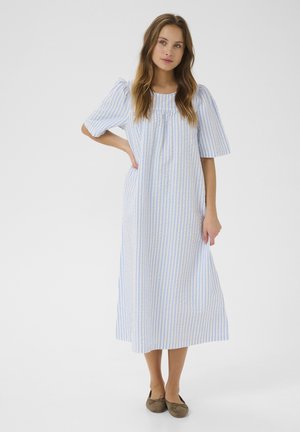Helles blaues und cremefarben gestreiftes Maxikleid mit kurzen Puffärmeln und einem gerafften Ausschnitt. Weicher Stoff mit einer lockeren Silhouette.