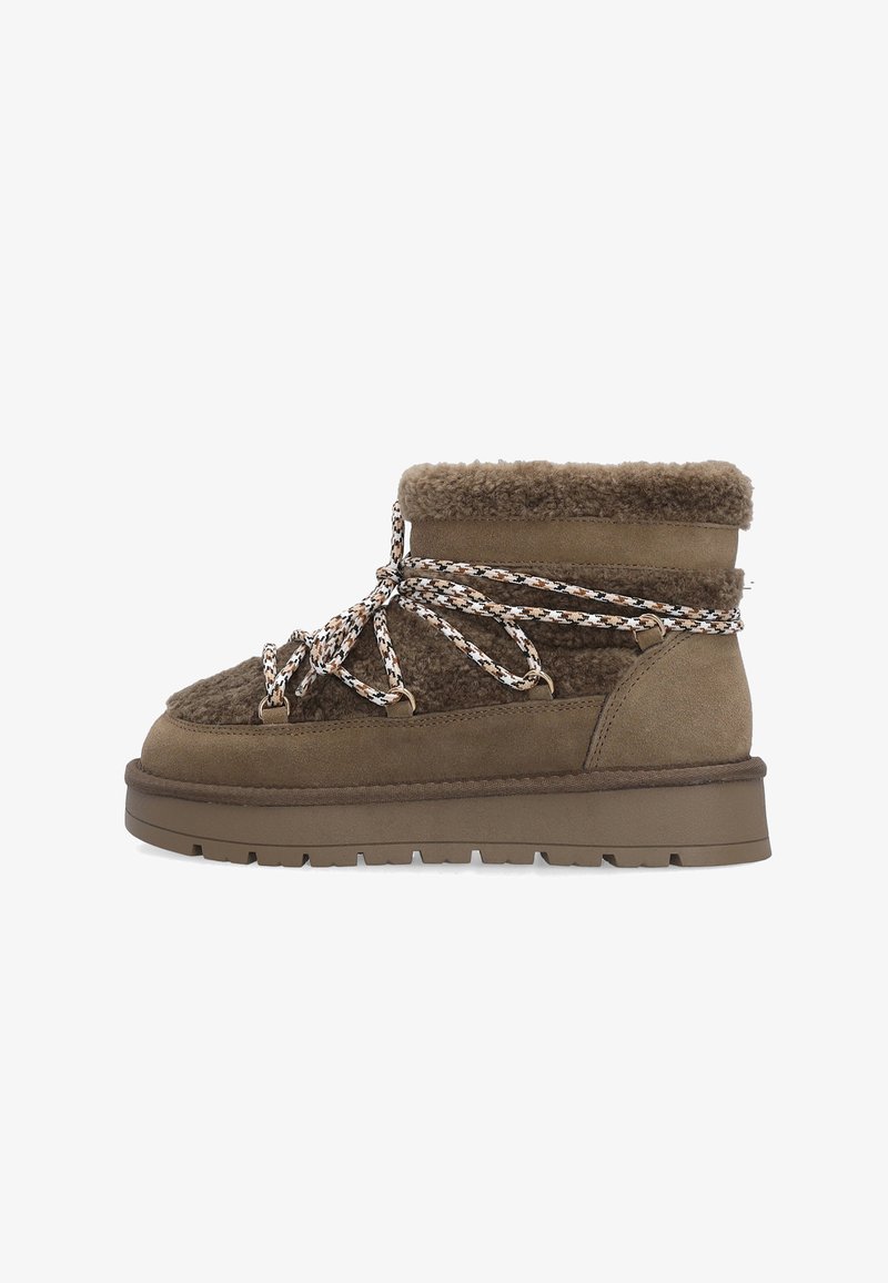 Brązowy botek do kostki wykonany z miękkiego, teksturowanego materiału z kołnierzem z polaru; wyposażony w grube, wzorzyste sznurowadła i trwałą gumową podeszwę.