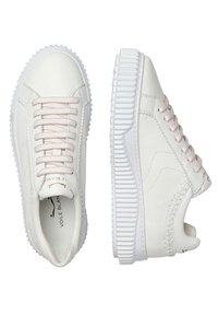 Sneaker bianche in pelle con suola texturizzata, lacci rosa e dettagli cuciti. Punta rotonda e logo stampato all'interno.