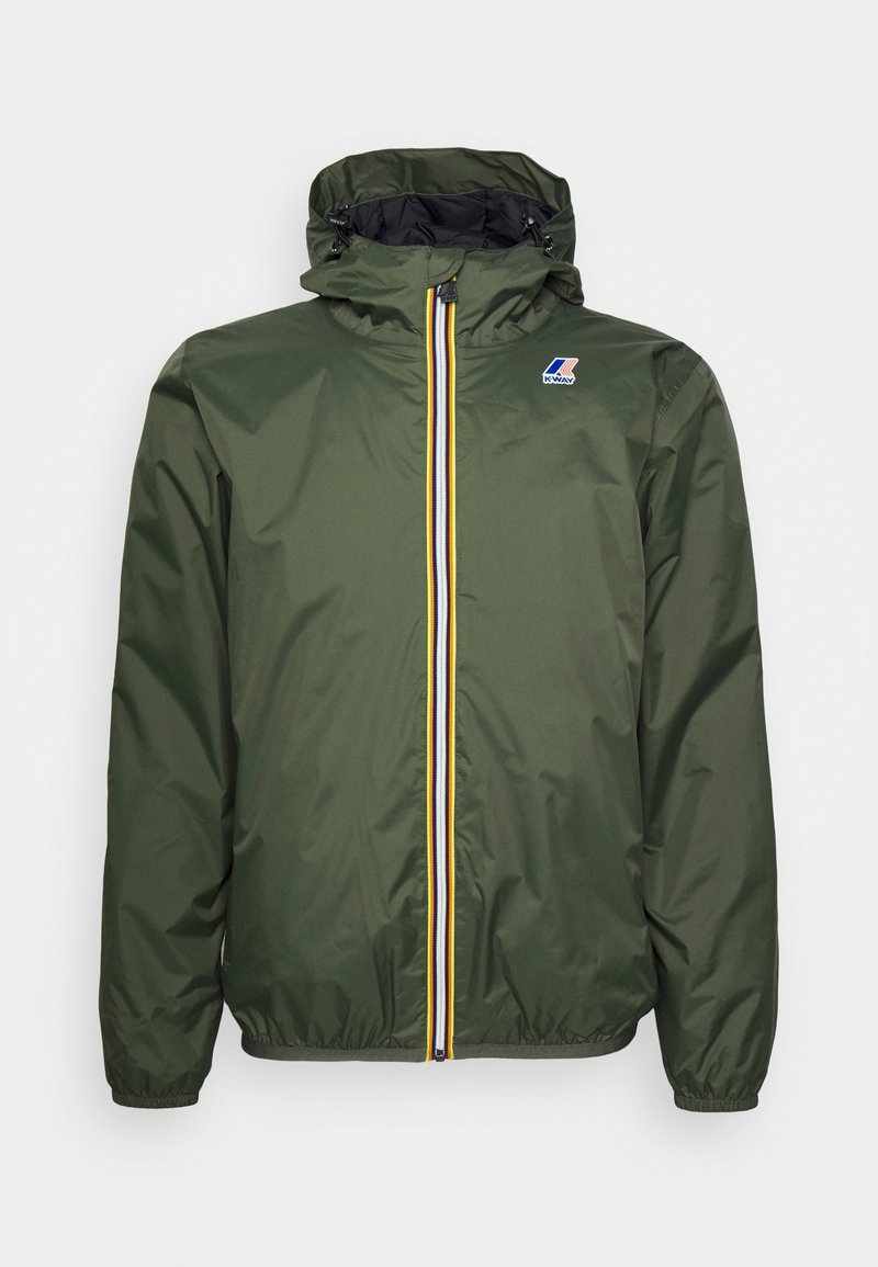 Veste imperméable verte avec fermeture éclair sur le devant, poignets élastiques, capuche à cordon de serrage et une bande verticale colorée au centre. Logo K-WAY sur la poitrine.