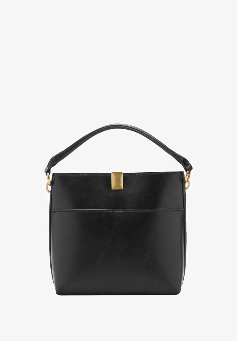 Sac à main en cuir noir avec une seule poignée supérieure, un fermoir rectangulaire doré et une poche avant, présenté sur fond blanc.