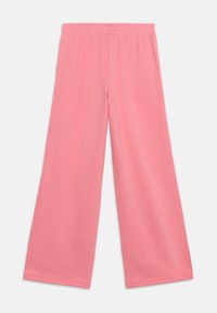 Ροζ παντελόνι φαρδιάς γραμμής με ελαστική μέση, απαλό ύφασμα και ίσια μπάσκα, απλωμένο επίπεδα σε λευκό φόντο.