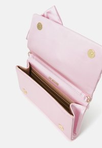 Růžová saténová kabelka se zlatými detaily. Obsahuje velkou hlavní kapsu, více přihrádek na karty uvnitř a mašličku na horním klapce.