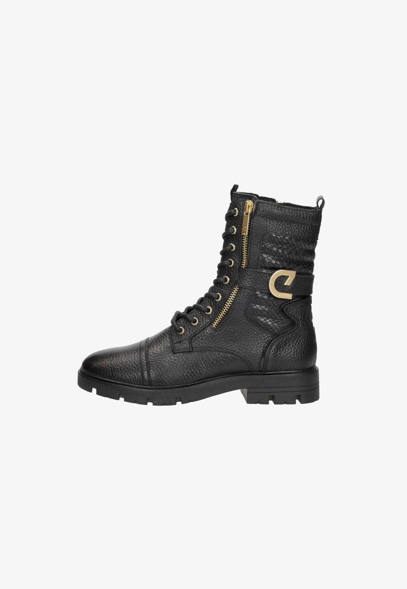 Zwarte gevechtslaars in stijl met getextureerd leer, gouden rits en accenten, vetersluiting aan de voorkant en een chunky zool. Bevat een zijband met logo.