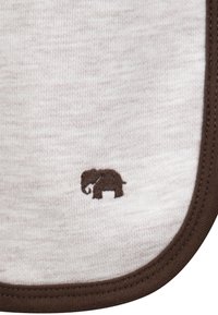 Tessuto grigio chiaro con una sottile trama e bordo marrone presenta un piccolo design ricamato di un elefante marrone nell'angolo in basso.