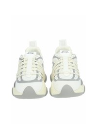 Scarpe da ginnastica bianche e grigie in materiale mesh, con lacci evidenti, dettagli testurizzati e una suola in gomma curva.