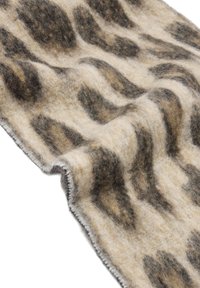 Wełniany szal w beżowej kolorystyce z ciemnobrązowym, abstrakcyjnym nadrukiem w panterkę, delikatnie teksturowany, z wykończonym brzegiem.