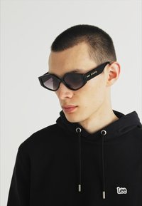 QUAY AUSTRALIA HOT GOSSIP UNISEX - Sluneční brýle - black/smoke gradient