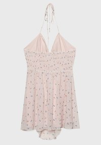 Vestido floral de color rosa claro con un cuerpo fruncido, lazos en el cuello halter y una falda vaporosa con un dobladillo trasero más largo. Presenta pequeñas flores azules y marrones.