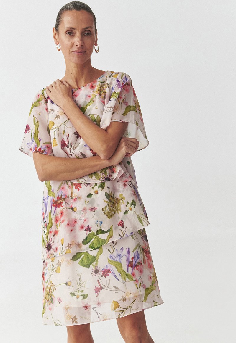 Abito floreale in tessuto trasparente con un design a strati. Presenta fiori dai colori vivaci come rosa, verde e blu su uno sfondo pastello morbido.