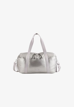 Bolsa de deporte plateada, acolchada, con un brillo sutil, dos asas superiores, correa de hombro ajustable, cierre de cremallera y cuerdas de contrate.