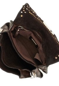 Borsa in suede marrone con borchie decorative argentate, interno in tessuto marrone scuro, tasca con zip e chiusura in metallo.