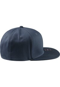 Sötétkék baseball sapka textúrált anyagból, lapos karimával, hatpaneles kivitelben, varrott részletekkel és egy kis logó címkével.